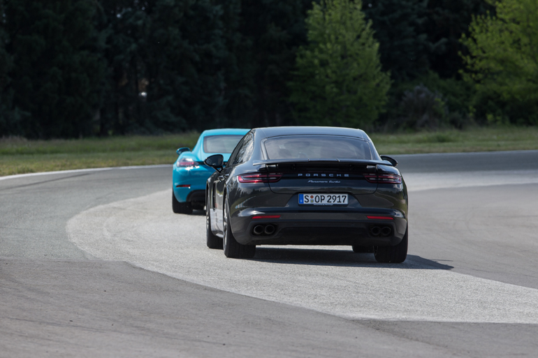 Στο πίσω μέρος της Panamera ξεχωρίζει η εκκεντρική αεροτομή που εμφανίζεται ανάλογα με τα χιλιόμετρα που έχουμε στο κοντέρ...