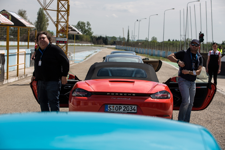 Σε κάθε αυτοκίνητο υπήρχαν δύο επιβάτες που οδηγούσαν εναλλάξ...