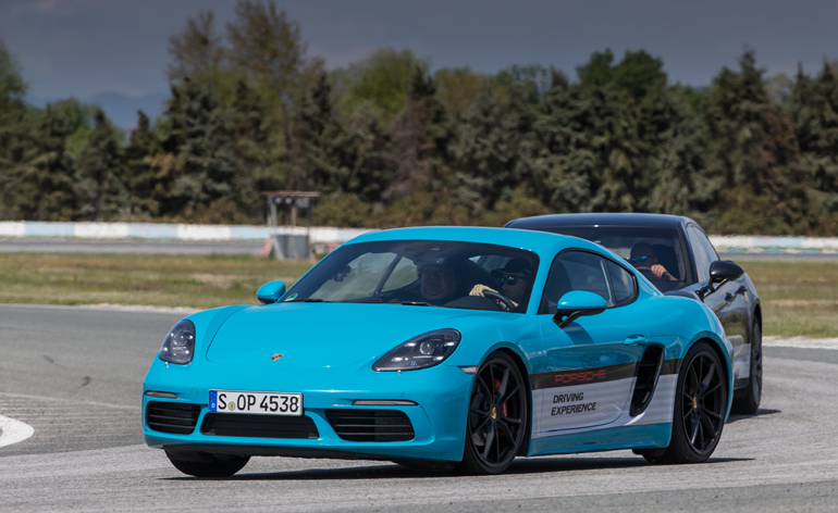 Πίσω από το τιμόνι της Porsche Cayman...