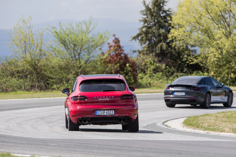 Πιέζεις, πιέζεις και η Macan κρατά! Ταυτόχρονα καταλαβαίνεις πόσο εύκολα μετατρέπεται στην πίστα ένα SUV σε παιχνίδι και πόσο ευκολοδήγητη είναι όταν την οδηγείς με το πόδι στο πάτωμα...