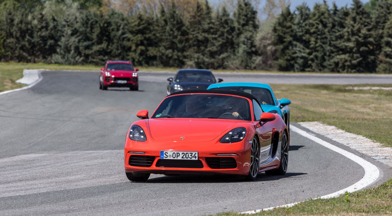 Πίσω από το τιμόνι της Porsche Poxster...