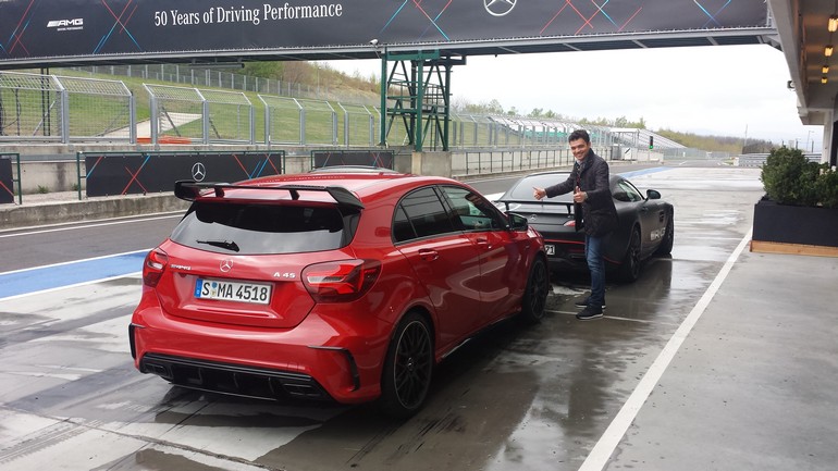 Μπροστά η πανίσχυρη GT S, πίσω η A45 AMG και στη μέση ο υπογράφων