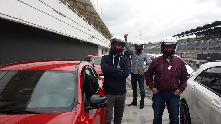 Με τους Έλληνες συναδέλφους πριν ξεκινήσει η διαδικασία δοκιμής