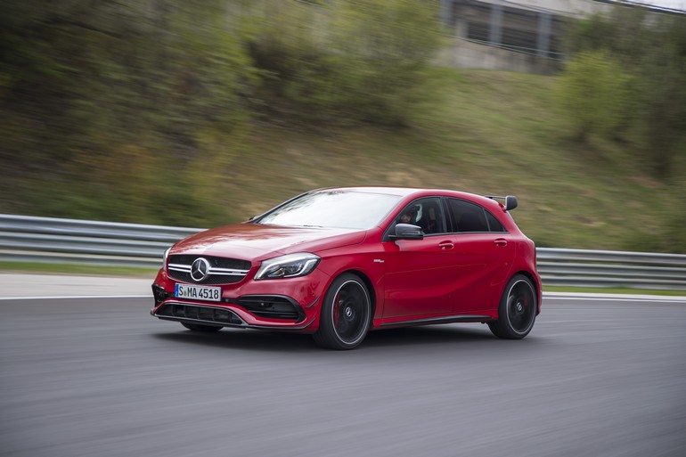 Η A 45 με το έξτρα πακέτο AMG Dynamic Plus διαθέτει ηλεκτρονικά ελεγχόμενα αμορτισέρ, μπλοκέ διαφορικό εμπρός και Dynamic Select