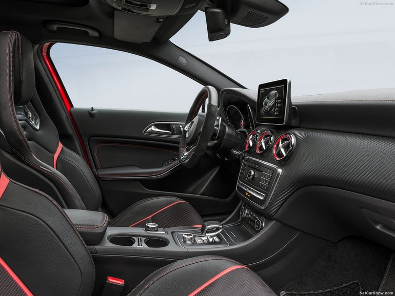 Κομψό, στιλάτο και σπορτίφ το εσωτερικό της A45 AMG