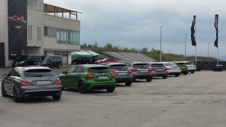 Τα μοντέλα της σειράς AMG έξω από τα γκαράζ της πίστας