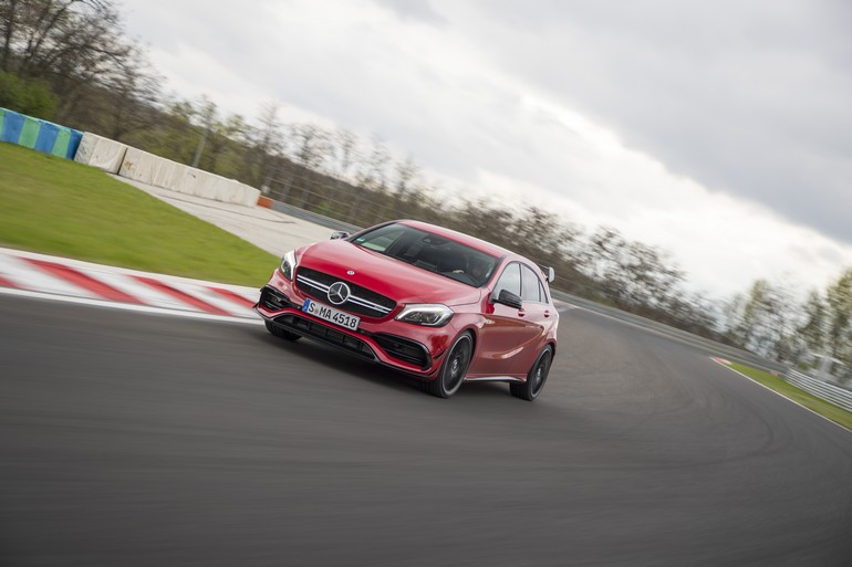 Προσηλωμένο πλήρως στην ατόφια πλευρά της σπορ οδήγησης 