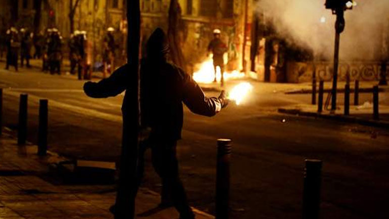 Eπίθεση με μολότοφ σε διμοιρία των ΜΑΤ στα Εξάρχεια