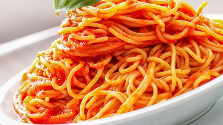 Μακαρόνια με κόκκινη σάλτσα νηστίσιμη