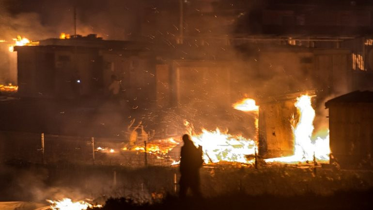 Γαλλία: Άφαντοι 600 πρόσφυγες μετά από πυρκαγιά σε κέντρο φιλοξενίας