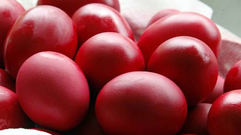 Βάψιμο πασχαλινών αβγών