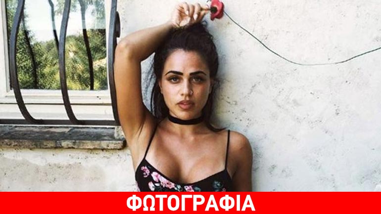 Η Κόνι Μεταξά ποζάρει με σέξι κόκκινο ολόσωμο μαγιό