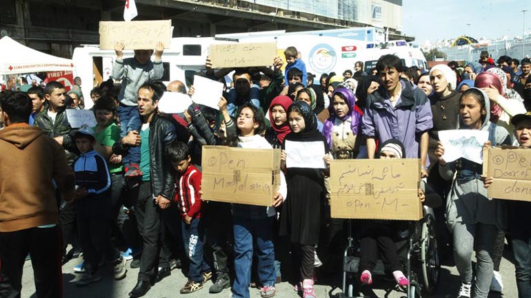 Θεσσαλονίκη: Πρόσφυγες αρνούνται να μπουν στη δομή του Δερβενίου και ξεκίνησαν πορεία προς την πόλη