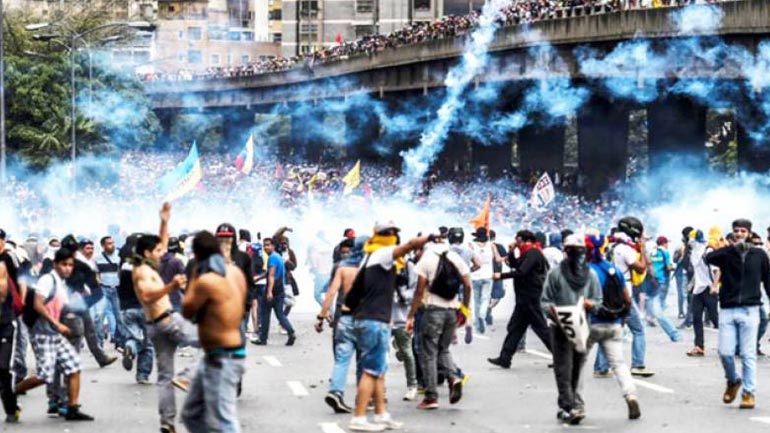 Βενεζουέλα: Ανήλικος νεκρός σε διαδήλωση κατά του Μαδούρο, σύμφωνα με την αντιπολίτευση