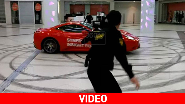 Εισέβαλε με τη Ferrari στο εμπορικό κέντρο!