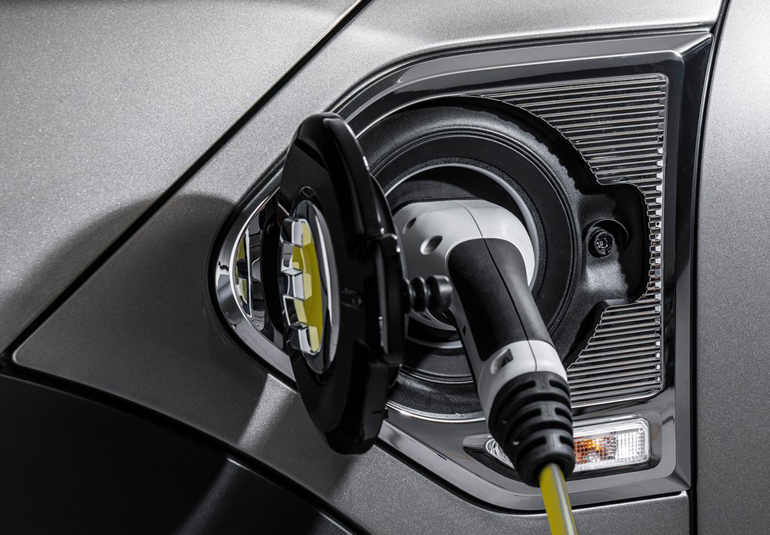 Πλέον το MINI (έκδοση plug in hybrid) θα έχει τη δυνατότητα να κινείται μόνο με ρεύμα, αφού οι μπαταρίες του θα φορτίζουν από μία κοινή πρίζα!