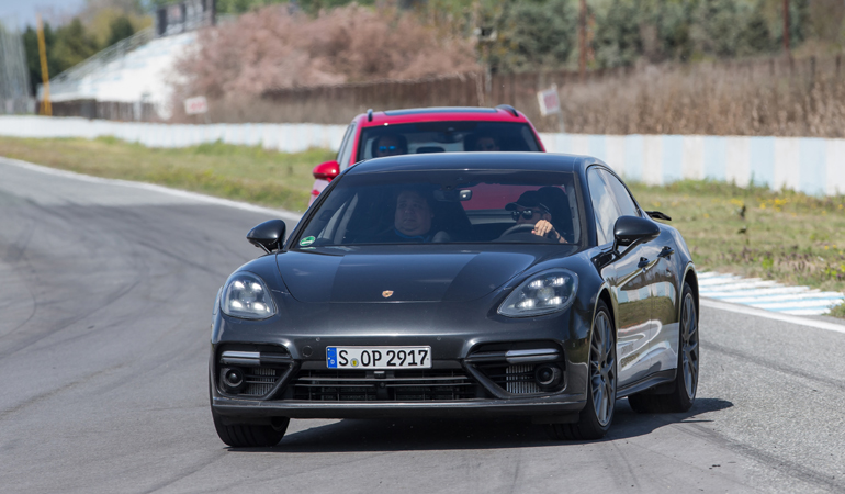 Πίσω από το τιμόνι της Porsche Panamera