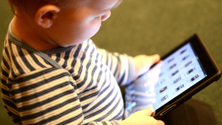 Κινητά και tablets «κλέβουν» τον ύπνο ακόμη και από μωρά έξι μηνών αποκαλύπτει μια νέα έρευνα