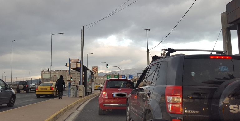 Βόλτα με το σκύλο στη θέση του οδηγού...