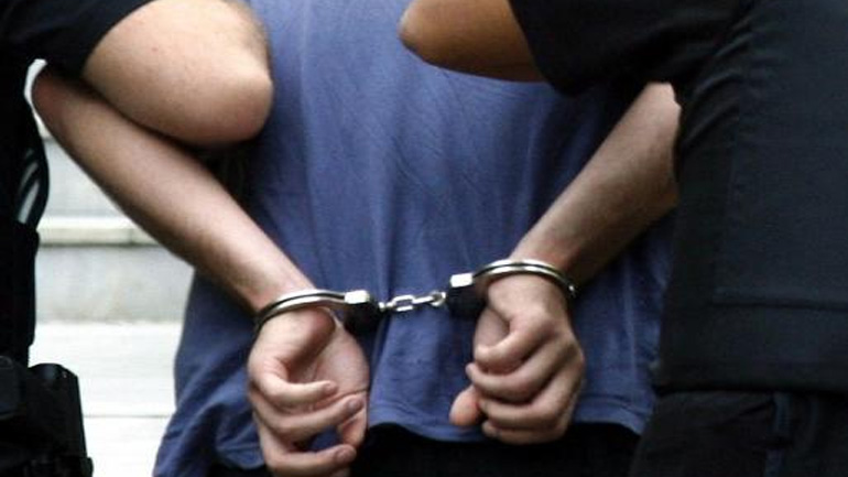 Χειροπέδες στον καθηγητή που βιντεοσκοπούσε τις μαθήτριες του