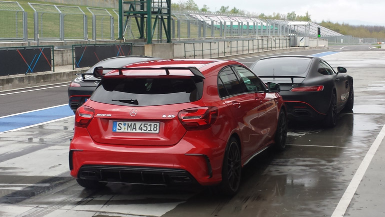 Μπροστά οι μαύρες AMG GT S και πίσω η κόκκινη Α45