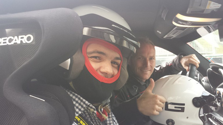 Στο υπέροχο μπάκετ κάθισμα της AMG GT S με τον Hanes