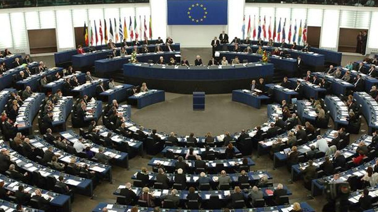 Υποχρεωτικούς κανόνες για τη μείωση των απορριμμάτων ζητεί το Ευρωκοινοβούλιο