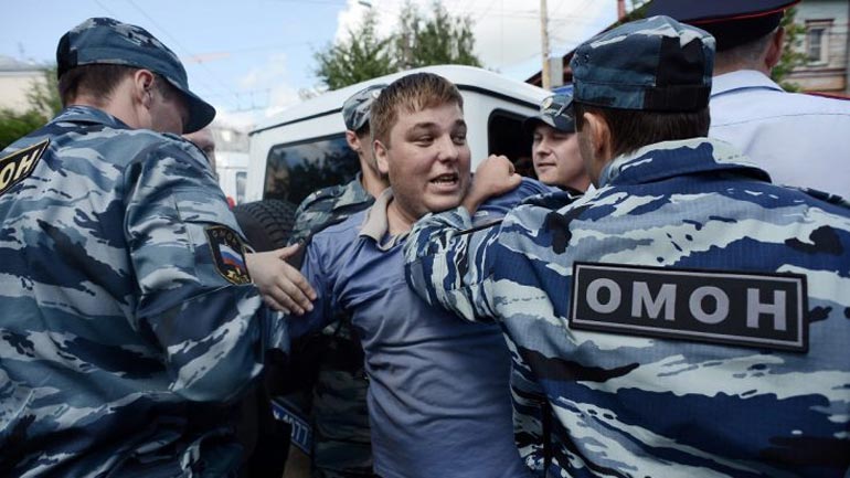 Ρωσία: Συλλήψεις με την κατηγορία του “χουλιγκανισμού” κατά 4 διαδηλωτών