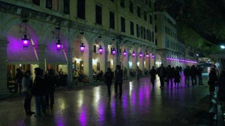 Η Κέρκυρα φόρεσε τα μoβ της για τη Μεγάλη Πέμπτη