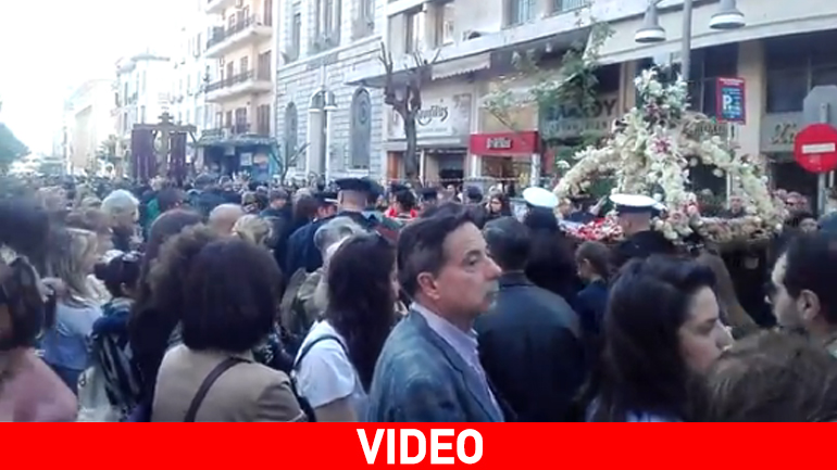 Η πρώτη περιφορά στη Θεσσαλονίκη – Ο Επιτάφιος του Άγιου Μηνά περνά από τα καταστήματα