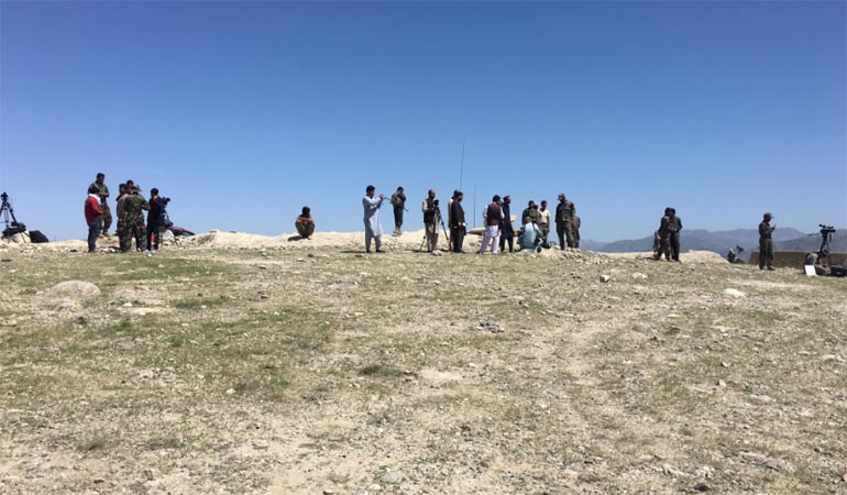 Δημοσιογράφοι αναμένουν να τους δοθεί άδεια να προσεγγίσουν το σημείο της έκρηξης