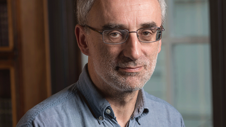 Ο Στήβεν Φρος στο Megaron Plus, μιλά για την ψυχανάλυση και την κοινωνική βία