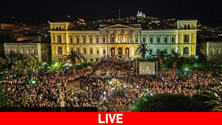 LIVE: Η συνάντηση των επιταφίων στην πλατεία Μιαούλη της Σύρου