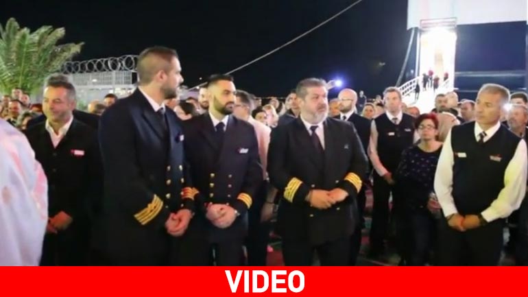 Το πλοίο «Αριάδνη» αποδίδει χαιρετισμούς στους Επιτάφιους της Χίου