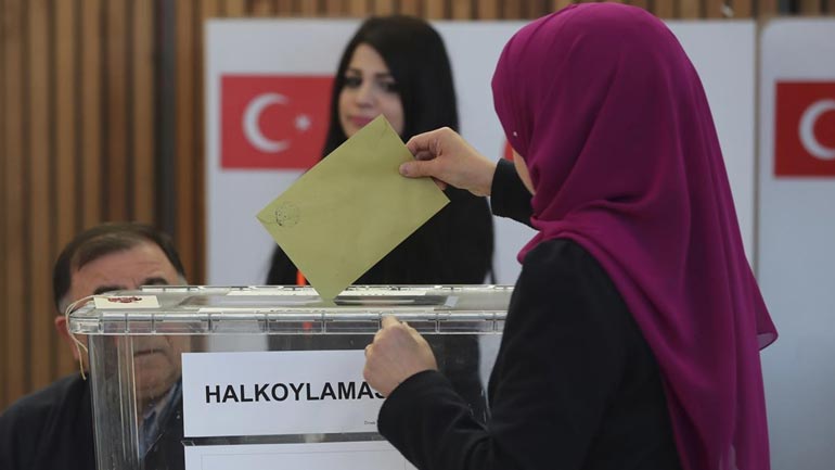 Τουρκία: Αμφίρροπο το αποτέλεσμα του δημοψηφίσματος, δείχνουν οι δημοσκοπήσεις