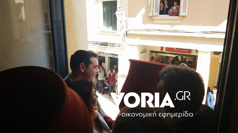 Ο Αλέξης Τσίπρας με τη σύζυγό του Μπέτυ Μπαζιάνα συμμετέχουν στο έθιμο των 'μπότηδων'