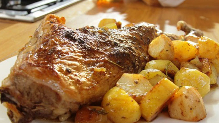 Αρνάκι ή κατσικάκι στο φούρνο με πατάτες