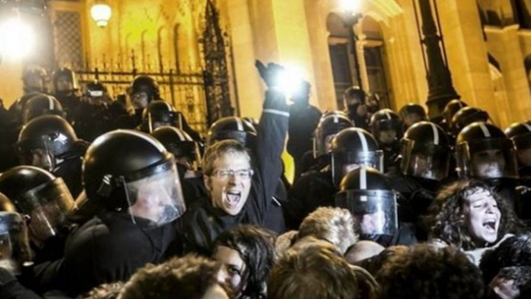 Ουγγαρία: Χιλιάδες διαδηλωτές στους δρόμους κατά του Όρμπαν