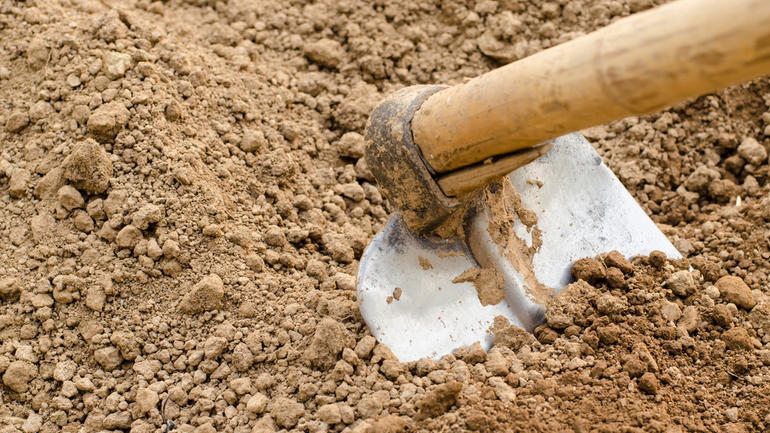 Φάρσαλα: Τον χτύπησε με τσάπα στο κεφάλι