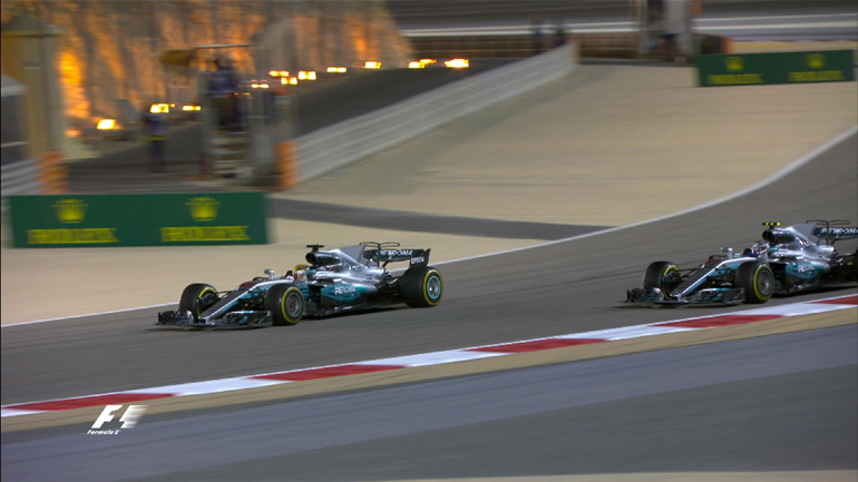 Ο Hamilton προσπερνά τον Bottas...