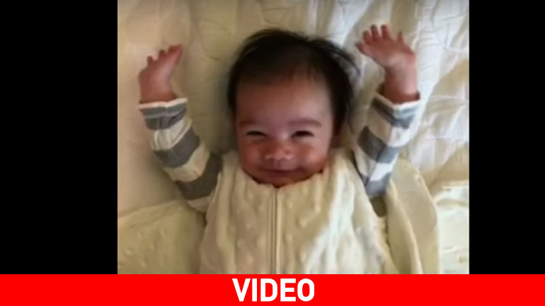 Το μωρό που «έριξε» το διαδίκτυο με το ιδιαίτερο ξύπνημά του