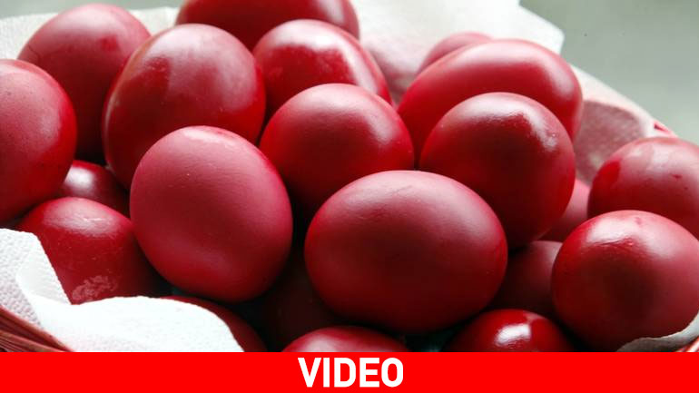 Ο πιο απλός τρόπος για να καθαρίσετε κόκκινα αυγά χωρίς να λερωθείτε