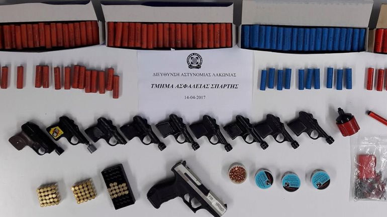 Σπάρτη: Εκατοντάδες φωτοβολίδες στην κατοχή 40χρονου