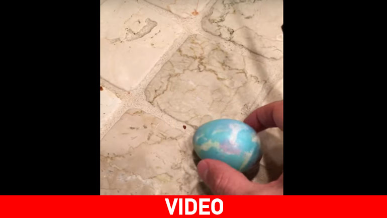 Έσπασε πασχαλινό αυγό μετά από 9 χρόνια και φυσικά… το μετάνιωσε