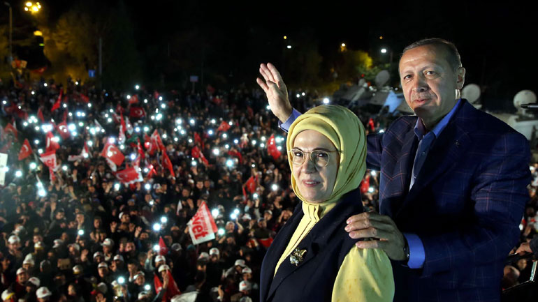 Guardian: Μετάβαση της Τουρκίας από μια ασθενική δημοκρατία σε μια αναδυόμενη δεσποτεία