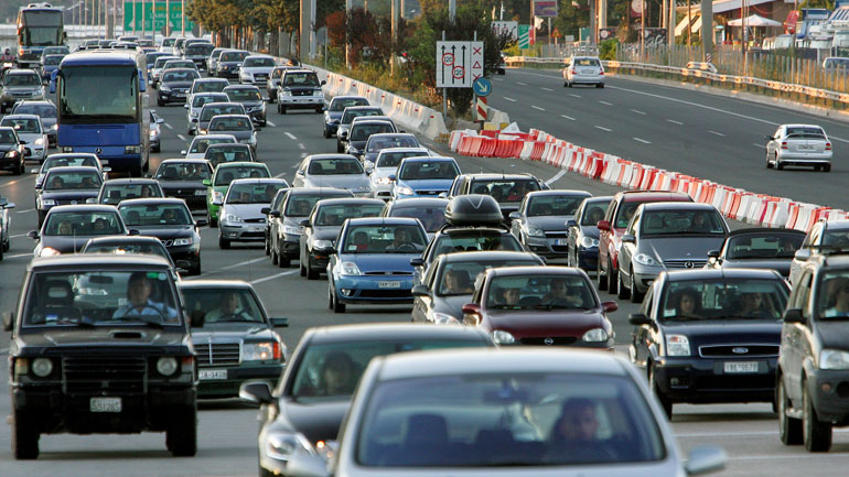 Κυκλοφοριακά προβλήματα στην Ελευσίνα και στα διόδια Καλαμακίου