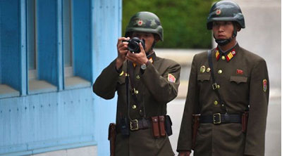 Bορειοκορεάτες μεθοριακοί φρουροί, φωτογραφίζουν την επίσκεψη του αντιπροέδρου των ΗΠΑ Πενς, στην αποστρατικοποιημένη ζώνη