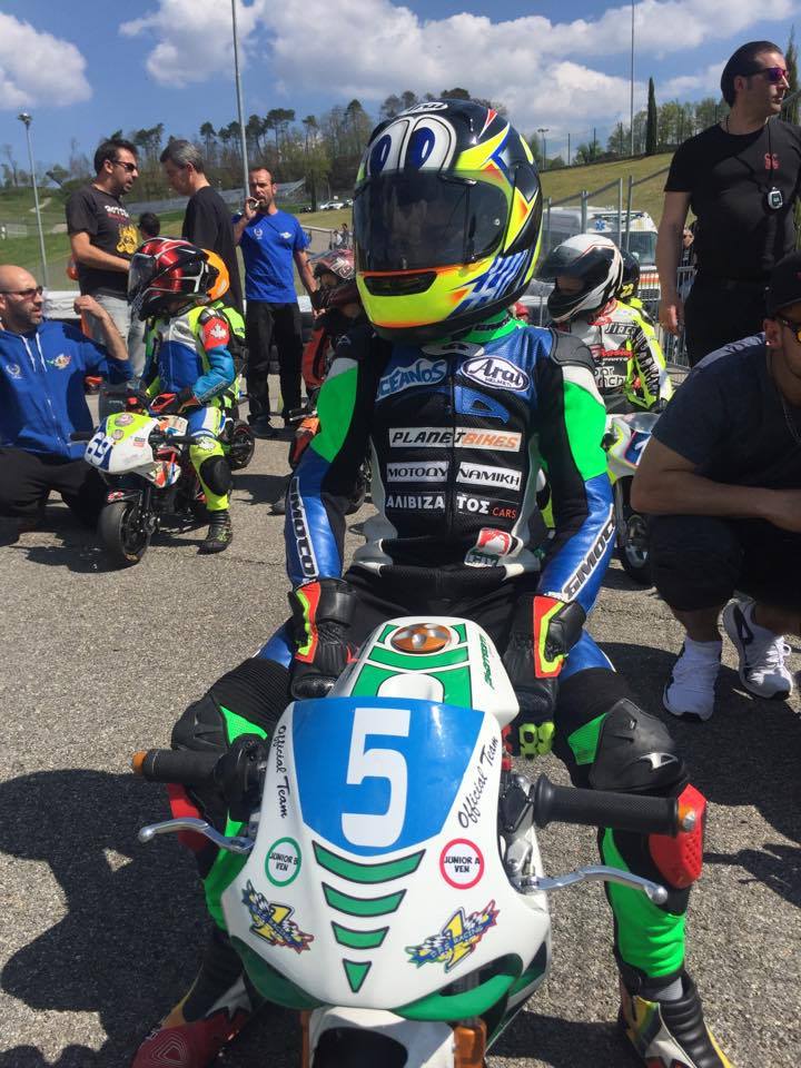 Ο Βασίλης Παντελεάκης με την ελληνική σημαία στο κράνος του...