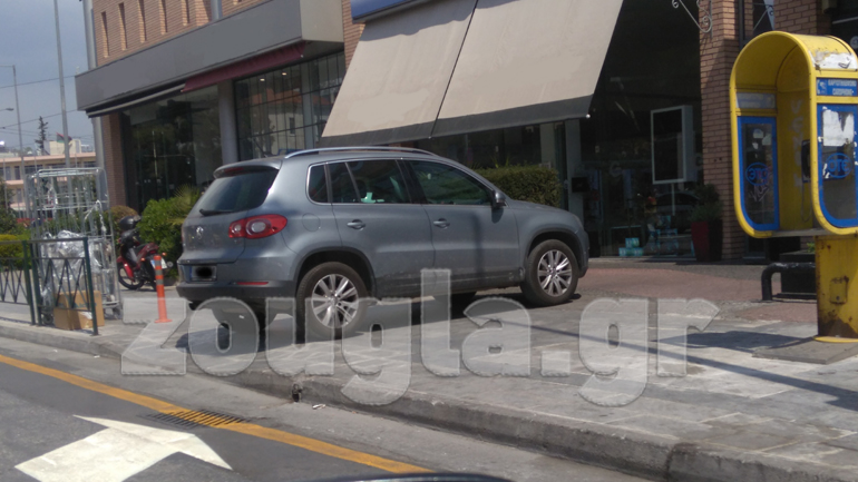 QUIZ: Το αυτοκίνητο της φωτογραφίας έχει σταθμεύσει παράνομα;