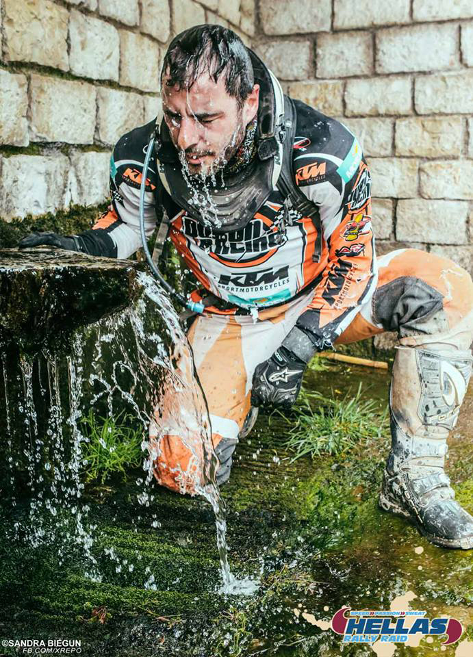 Ένας καταπονημένος αναβάτης δροσίζεται... Είπαμε, ο αγώνας είναι σκληρός!